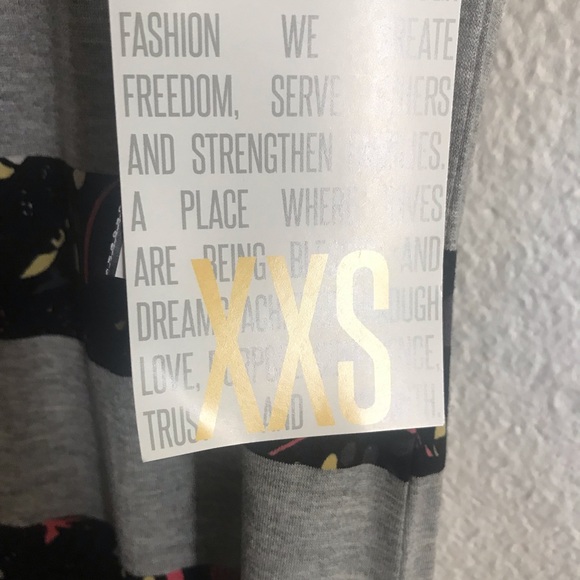 Robe Lularoe Julia taille S fleurs noires rouges cœurs